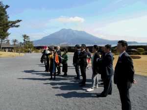 桜島をバックに仙厳園（磯庭園）にて