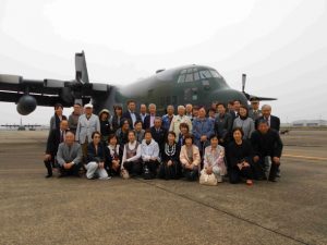 Ｃ-130Ｈ前にて記念撮影