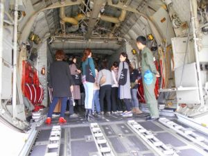 航空機Ｃ-130Ｈを見学する会員