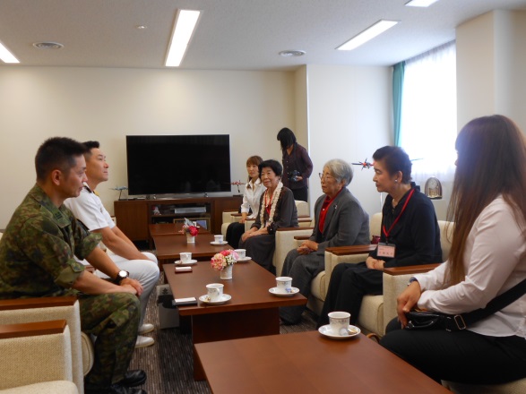 今泉徳島航空教育群司令及び兼子北徳島分屯地司令を表敬する女性部役員